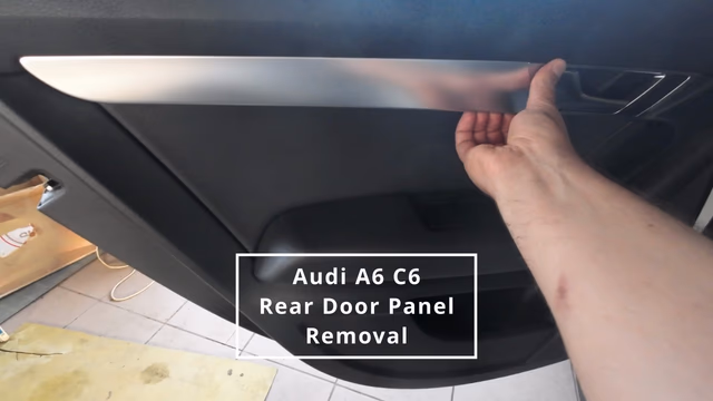 Hoe verwijder ik Audi A6 C6 achterdeurpaneel